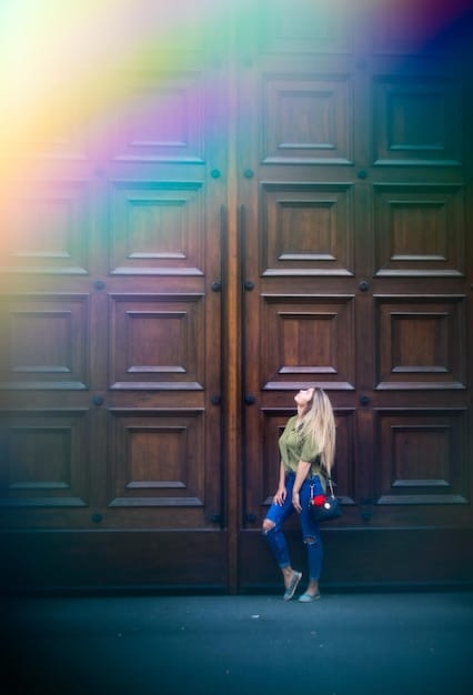 A still frame from [Nome do Dorama] showing a key scene that represents a pivotal moment or characteristic element of the series, such as a romantic encounter, a dramatic confrontation, or a display of its fantastical elements.