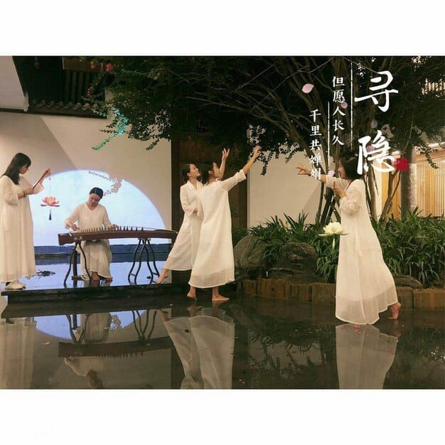 A wide shot of a significant scene in [Nome do Dorama], showcasing the set design, costumes, and overall visual aesthetic. The focus should be on capturing the atmosphere and mood of the scene.