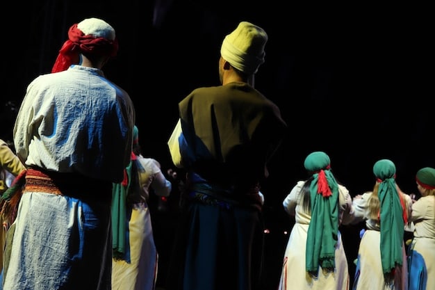 A behind-the-scenes photo of the main actors in the historical drama. They are wearing traditional costumes and interacting on set, showing camaraderie and dedication to their roles.