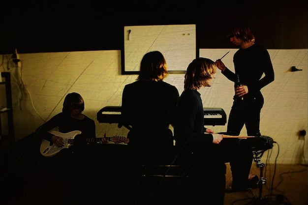 A behind-the-scenes photo of the dorama set, showing the director giving instructions to the actors. The set is intricately designed to resemble a traditional Korean house, complete with ornate decorations and traditional furniture.