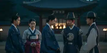 Cena épica de 'O Segredo da Dinastia', dorama coreano de 2025, com atores em trajes tradicionais em palácio.