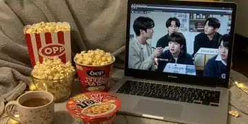 Guia Completo: Maratona de Doramas Coreanos em 2025 Pessoa assistindo dorama coreano em ambiente aconchegante com snacks e bebidas