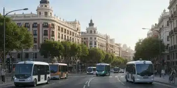 Coches autónomos en España: Adopción masiva y retos 2030 Calles de una ciudad española futurista con coches autónomos circulando sin conductor.