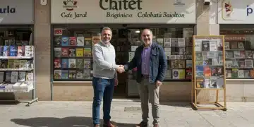 Colaboración entre negocios locales: Potencia tus ventas en 2025 Dos comerciantes locales estrechando manos, simbolizando una exitosa colaboración empresarial en España.