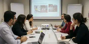 Empleados de pymes españolas participando activamente en un programa de formación y desarrollo profesional.