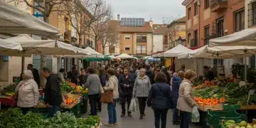 Mercado local español con productos sostenibles y clientes utilizando bolsas reutilizables, simbolizando el compromiso con la sostenibilidad.