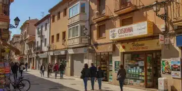 Calle bulliciosa de una ciudad española con negocios locales prósperos, reflejando éxito y crecimiento.